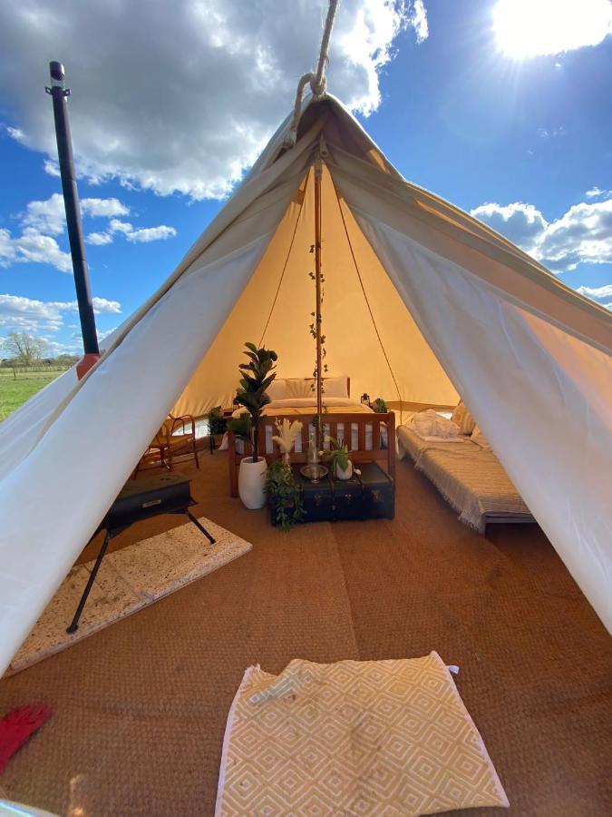 קאמברידג' Fen Meadows Glamping - Luxury Cabins And Bell Tents מראה חיצוני תמונה