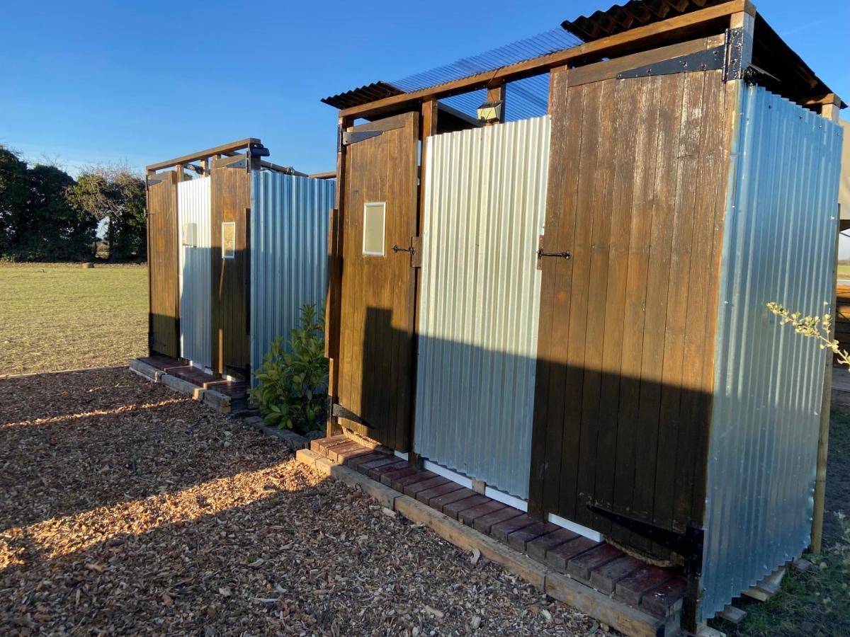 קאמברידג' Fen Meadows Glamping - Luxury Cabins And Bell Tents מראה חיצוני תמונה