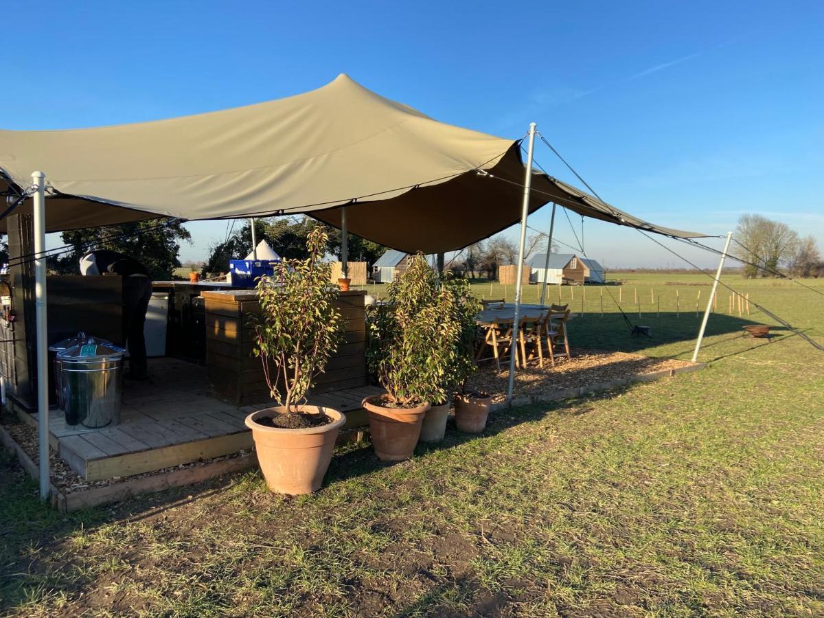 קאמברידג' Fen Meadows Glamping - Luxury Cabins And Bell Tents מראה חיצוני תמונה