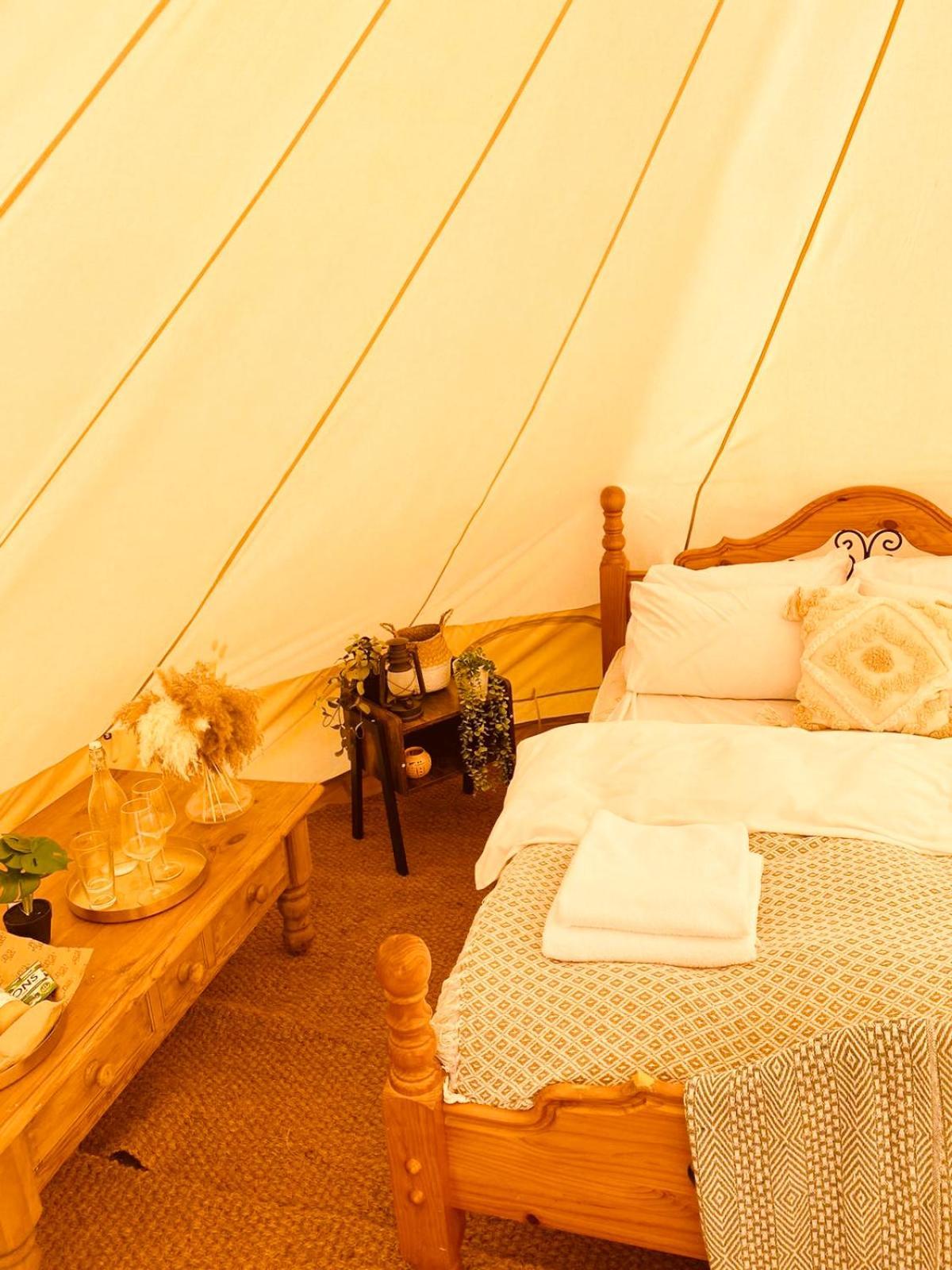 קאמברידג' Fen Meadows Glamping - Luxury Cabins And Bell Tents מראה חיצוני תמונה